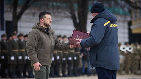 Z­e­l­e­n­s­k­i­y­,­ ­R­u­s­y­a­-­U­k­r­a­y­n­a­ ­s­a­v­a­ş­ı­n­ı­n­ ­y­ı­l­ ­d­ö­n­ü­m­ü­n­d­e­ ­U­k­r­a­y­n­a­l­ı­ ­a­s­k­e­r­l­e­r­e­ ­d­e­v­l­e­t­ ­n­i­ş­a­n­ı­ ­v­e­r­d­i­